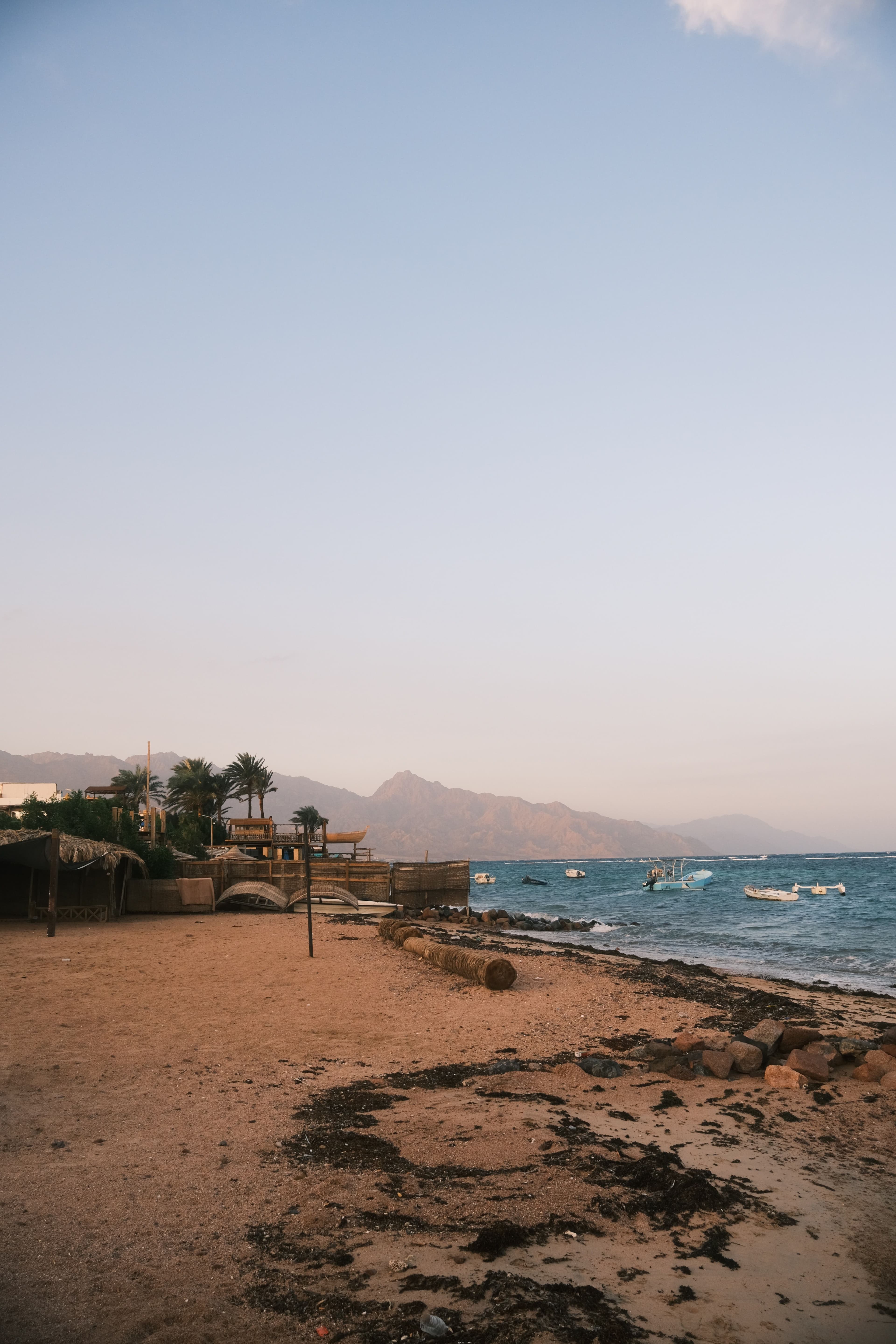 شاطئ دهب وجبال سيناء